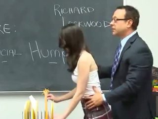 Potrebni učitelj fucks a lepo brunet