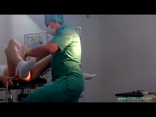 Sebuah gadis di putih kaus kaki di sebuah ginekologi kursi