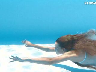 รัสเชีย ผู้หญิงสวย has a โดยธรรมชาติ talent สำหรับ การว่ายน้ำ สระว่ายน้ำ modelling